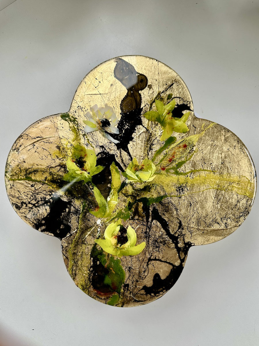 Quatrefoil Blooms on Gold