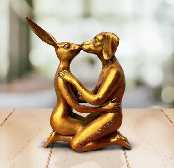 The kiss that stopped time (bronze with gold patina)